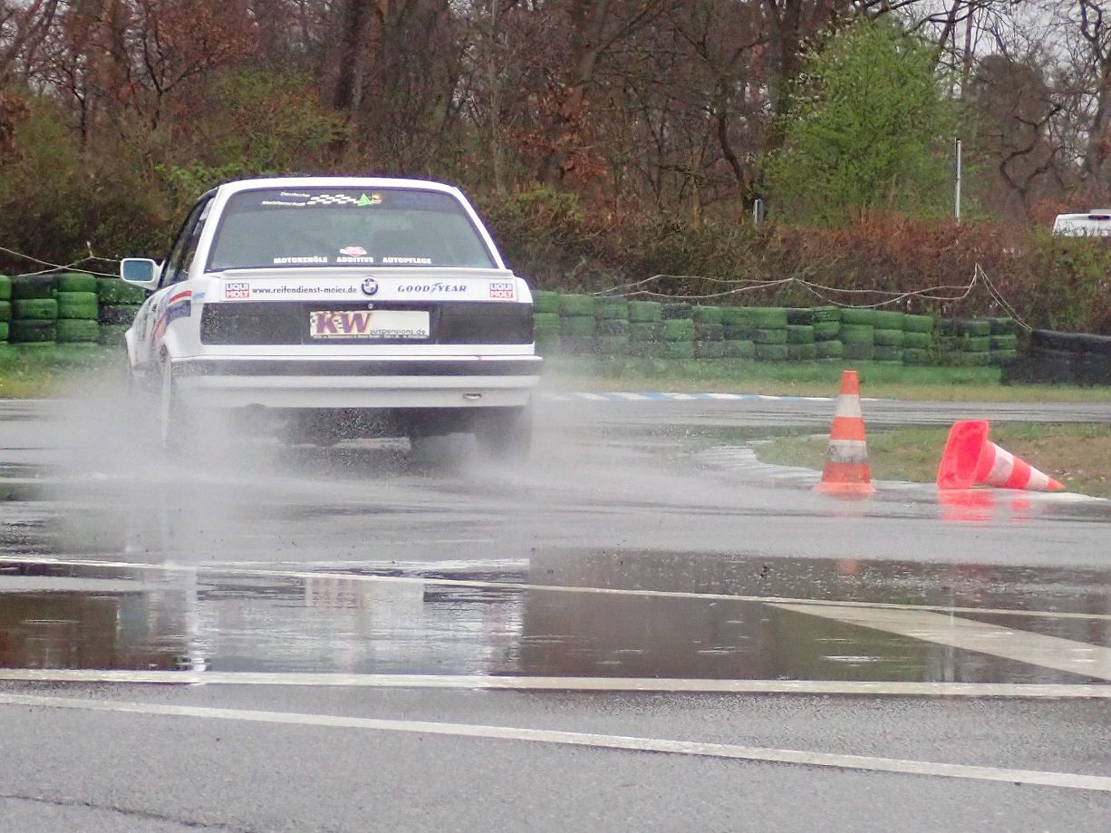 230326_BMW_nass  Heftiger Regen forderte die Teilnehmer am Sonntag.jpg